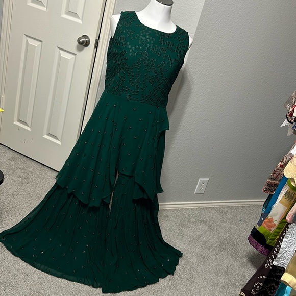 Kurta kameez sleeveless top. Emerald Green 2 piece thread embroidery. Sharara S - Picture 4 of 17